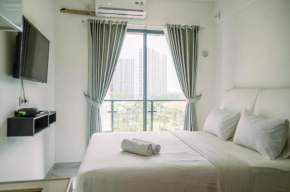 Comfortable Studio with Pool View at Sky House BSD Apartment By Travelio